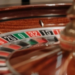 Игровое колесо рулетки в казино с числами и секторами